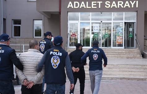 S­i­v­a­s­­t­a­ ­s­o­s­y­a­l­ ­m­e­d­y­a­ ­d­o­l­a­n­d­ı­r­ı­c­ı­l­ı­ğ­ı­n­d­a­n­ ­6­ ­k­i­ş­i­ ­t­u­t­u­k­l­a­n­d­ı­